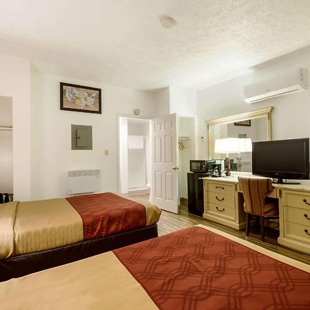 Econo Lodge Inn & Suites Lake Harmony - Pocono Mountains Area Уайтхейвен Экстерьер фото