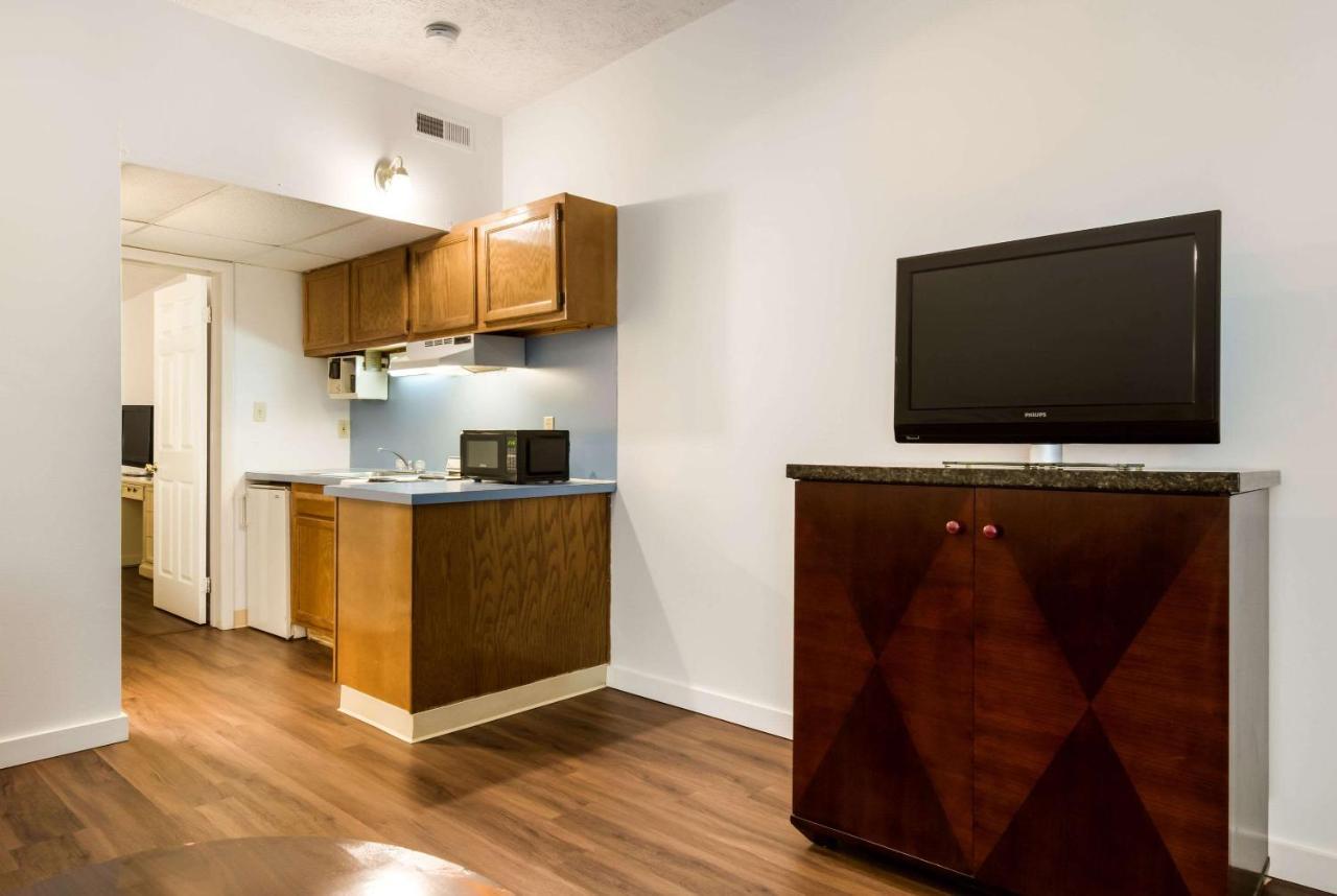 Econo Lodge Inn & Suites Lake Harmony - Pocono Mountains Area Уайтхейвен Экстерьер фото