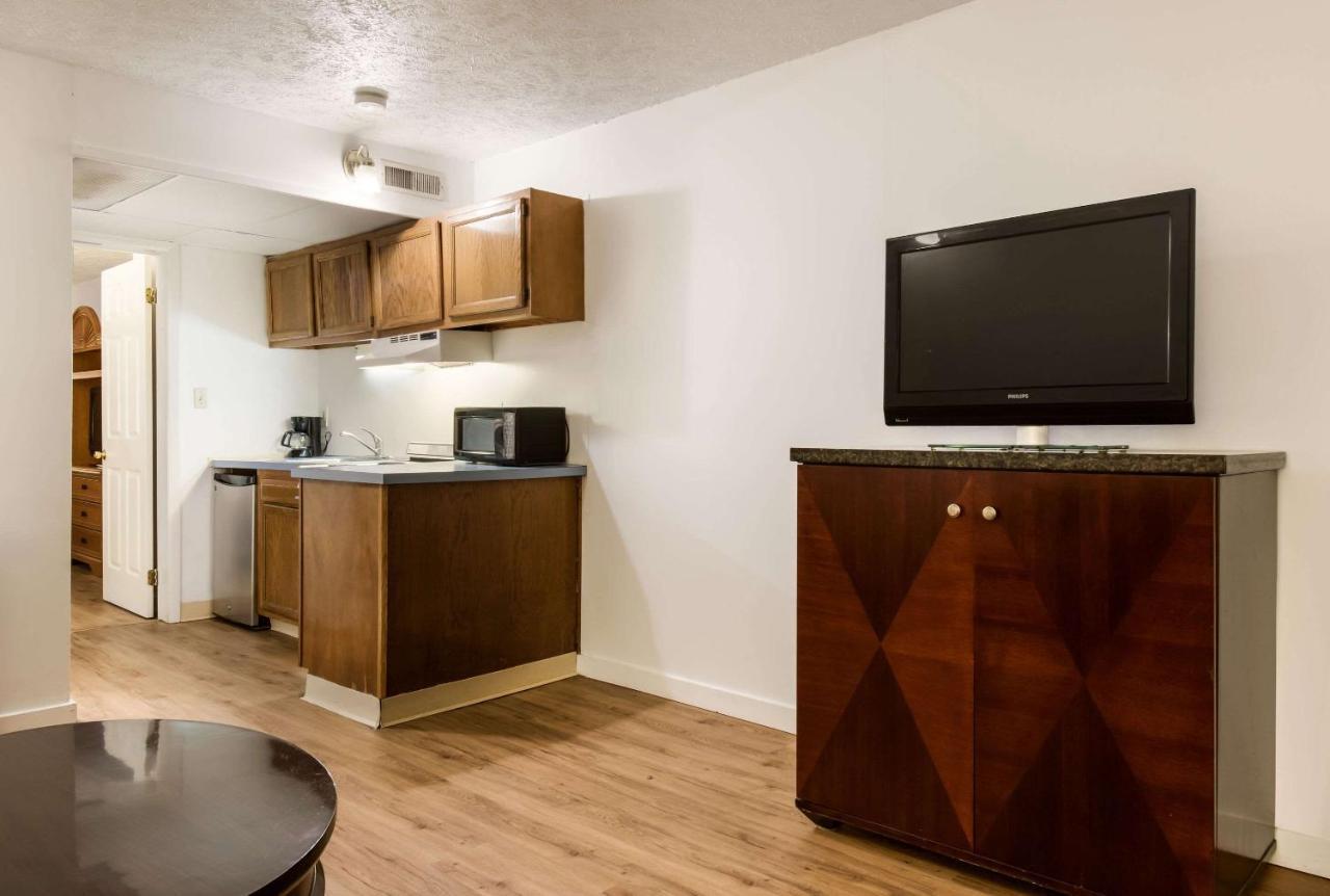 Econo Lodge Inn & Suites Lake Harmony - Pocono Mountains Area Уайтхейвен Экстерьер фото