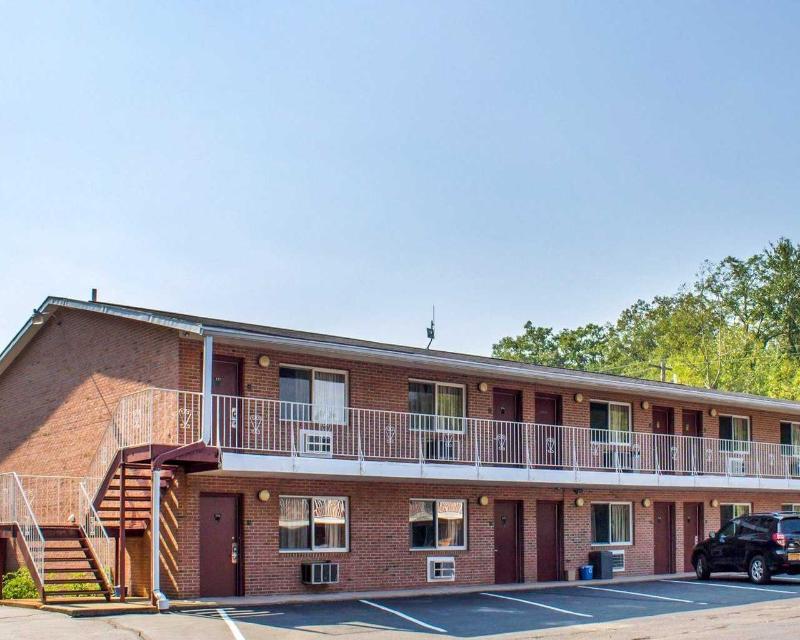 Econo Lodge Inn & Suites Lake Harmony - Pocono Mountains Area Уайтхейвен Экстерьер фото