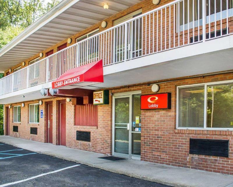 Econo Lodge Inn & Suites Lake Harmony - Pocono Mountains Area Уайтхейвен Экстерьер фото