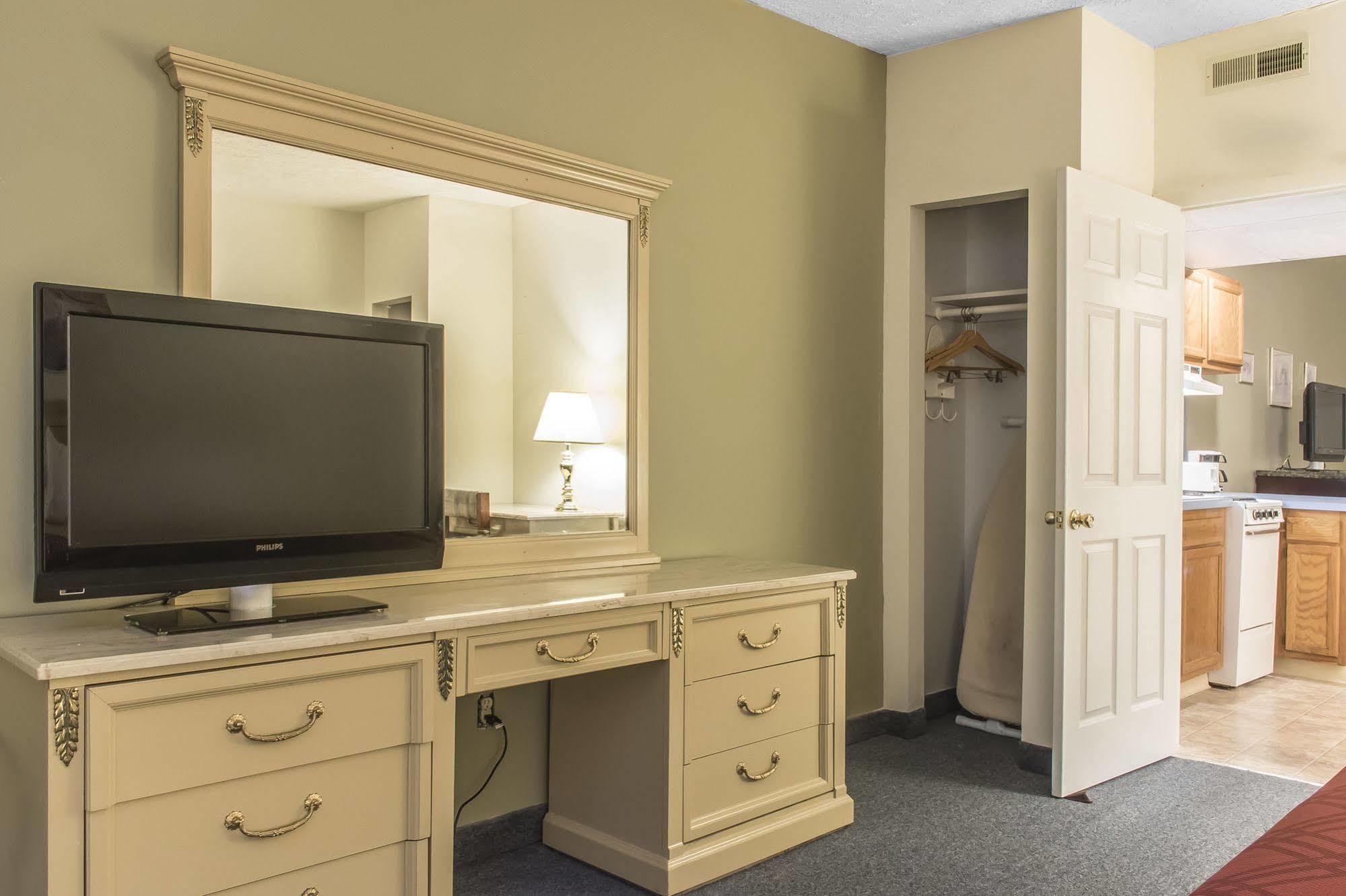 Econo Lodge Inn & Suites Lake Harmony - Pocono Mountains Area Уайтхейвен Экстерьер фото